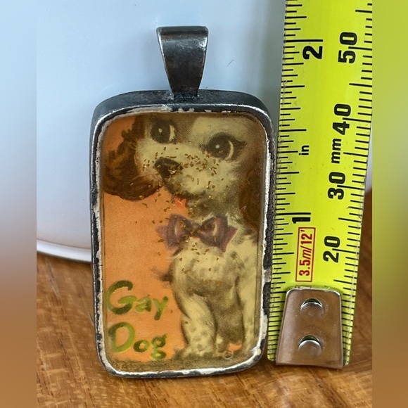 Charming pendant with vintage Gay Dog pic. Epoxy filled with sparkles. Silver. - Picture 5 of 9